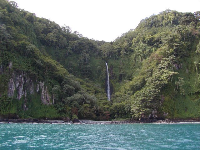 6 A_gorgeous_waterfall_on_isla_del_coco